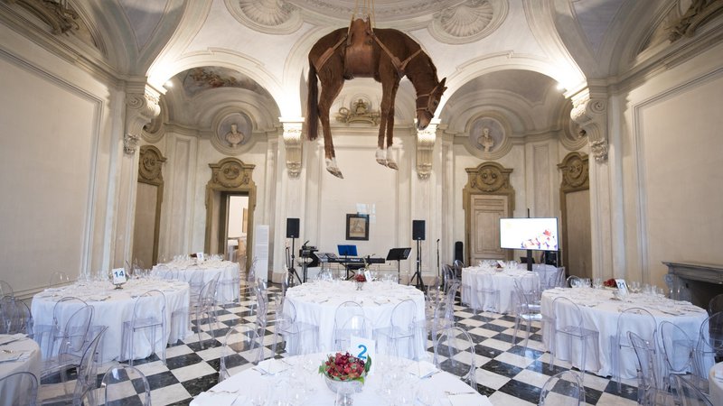 Fotografija: Tudi muzej sodobne umetnosti v gradu Rivoli, kjer si lahko sicer privoščite ekstravagantno večerjo pod znamenitimi skulpturami konja Maurizia Cattelana, bo do nadaljnega cepilni center.
FOTO Castellorivoli.org
