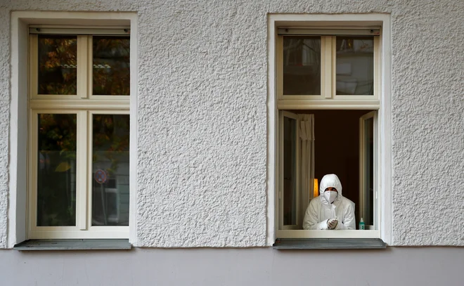 Zračenje prostorov je ob umivanju rok, vzdrževanju razdalje med ljudmi in uporabi kakovostne maske bistveno za preprečevanje širjenja okužbe. FOTO: Fabrizio Bensch/Reuters