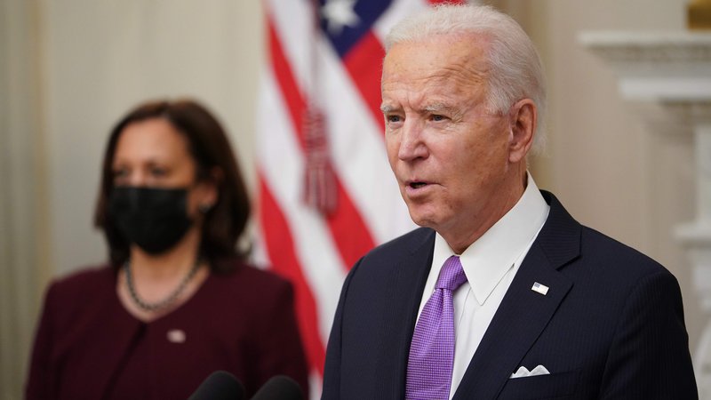 Fotografija: Joe Biden je ob začetku mandata napovedal ostrejši boj proti pandemiji. FOTO: Mandel Ngan/AFP