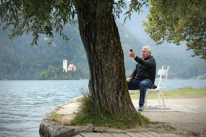 Da se starejši, ki so zlasti zdaj pogosto izolirani od družbe, povezujejo v skupnosti, je vsekakor pozitivni učinek, hkrati pa skriva pasti. FOTO: Jure Eržen/Delo