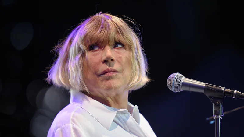 Fotografija: Marianne Faithfull recitira poezijo. FOTO: Guillaume Souvant/AFP