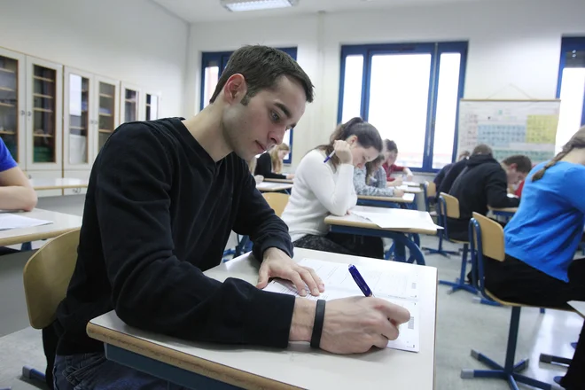 Dijaki med drugim zahtevajo prilagoditev mature. Če jih ne bodo uslišali, se ne bodo udeležili spletnih predavanj. FOTO: Leon Vidic/Delo