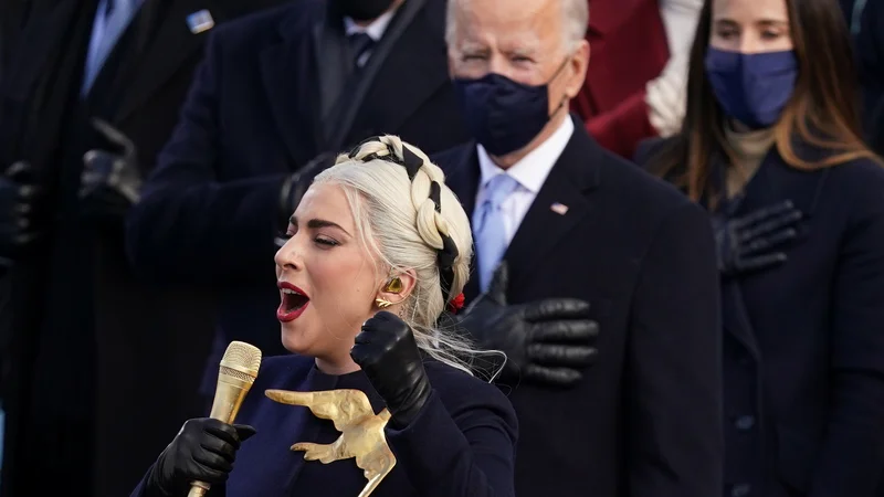 Fotografija: Lady Gaga je med slovesnostjo ob prisegi novega predsednika zapela ameriško himno. FOTO: Kevin Lamarque/Reuters