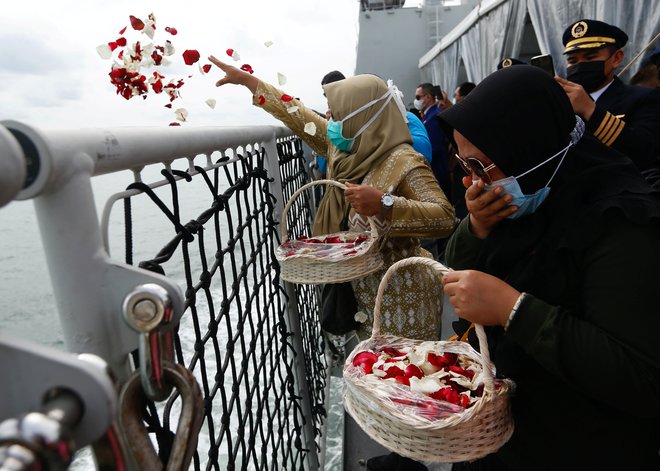 Sorodniki v letalski nesreči umrlih potnikov in članov posadke so na kraju nesreče v morje metali cvetje. FOTO: Ajeng Dinar Ulfiana/ Reuters