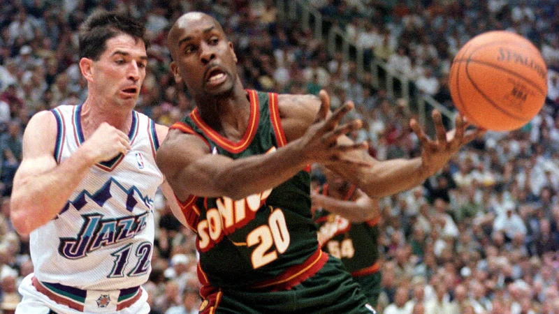 Fotografija: Seattle je nekoč že dosegal lepe uspehe v ligi NBA: leta 1979 je osvojil naslov prvaka in še dvakrat igral v finalu. Eden od njegovih asov je bil Gary Payton (desno). Levo Utahova legenda John Stockton. FOTO: Reuters