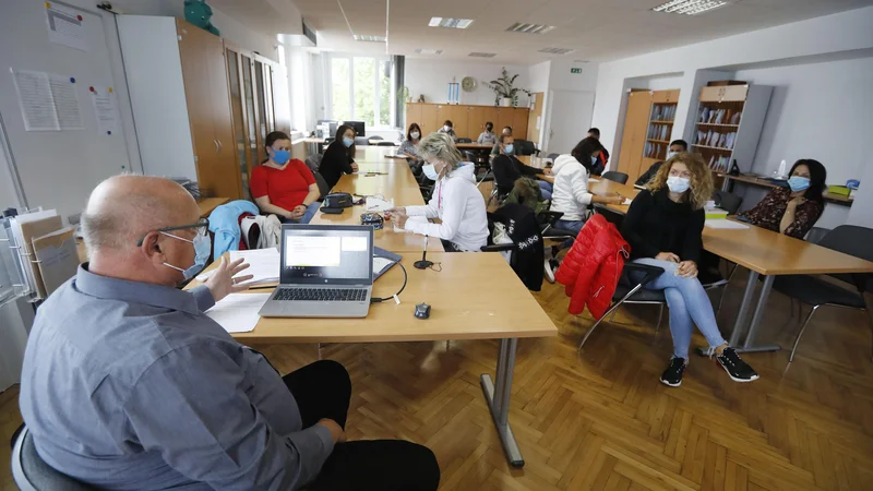 Fotografija: Kakšnih 30.000 slovenskih šolnikov v ponedeljek čaka obvezno testiranje na koronvirus; kaj bo s tistim, ki ga bo odklonil? Foto: Leon Vidic/Delo