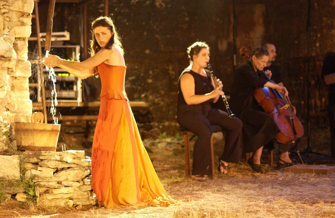 Po desetletni odsotnosti se je na hrvaške odre vrnila leta 2002 z glavno vlogo v Evripidovi drami Medeja v okviru teatra Radeta Šerbedžije Ulysses Theatre Company. FOTO:Ulysses Theatre Company