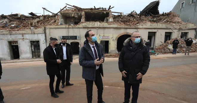 &raquo;Slovenija bo vedno pomagala sosedu v težavah,&laquo; je ob obisku v porušeni Petrinji dejal zunanji minister Anže Logar (tretji z leve). FOTO: Ranko Šuvar/Cropix