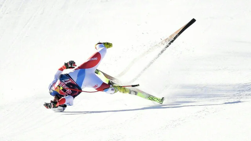 Fotografija: Današnji smuk je zaznamoval tudi hud padec Ursa Kryenbühla. FOTO: Helmut Fohringer/AFP
