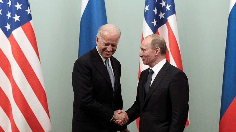 Fotografija: Joe Biden se je z ruskim voditeljem Vladimirjem Putinom doslej srečeval kot podpredsednik v administraciji Baracka Obame, odslej bosta neposredna sogovornika. FOTO: Aleksander Natruskin/Reuters