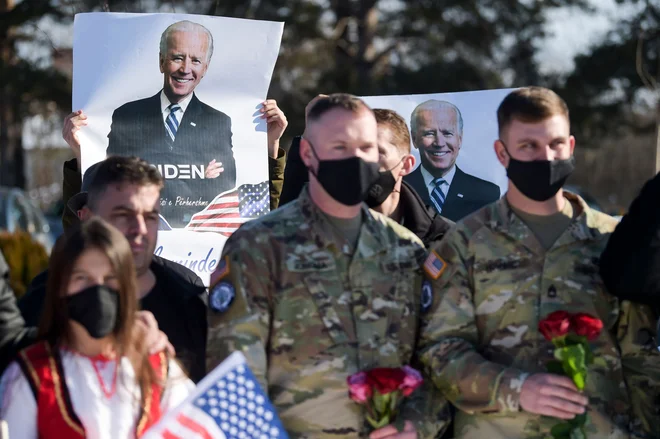 Kosovski Albanci so pozdravili izvolitev novega ameriškega predsednika Joeja Bidna. FOTO: Armend Nimani/AFP