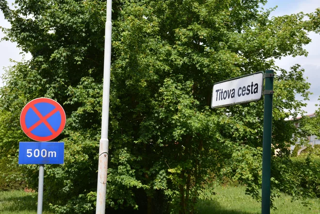 Pobudniki odlok o preimenovanju izpodbijajo, ker da župan ni ustrezno objavil predloga za začetek postopka o preimenovanju ulice in ker je bil sprejet v nasprotju z zakonom o lokalni samoupravi. FOTO: Ote Bakal/Delo