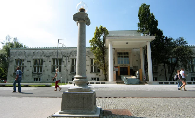Tudi na zunanjem ministrstvu so zapisali, da se glede razstave Moderne galerije strinjajo z veleposlanikom, da &raquo;ne more biti del kulturno-promocijskega programa obeleževanja okrogle obletnice državnosti ali programa slovenskega predsedovanja Svetu EU&laquo;.
FOTO: Roman Šipić/Delo