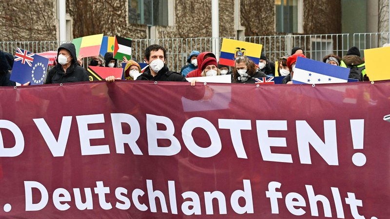 Fotografija: Predstavniki mednarodne kampanje za jedrsko razoroževanje med včerajšnjim protestom pred sedežem nemške vlade v Berlinu. Foto: Tobias Schwarz/AFP