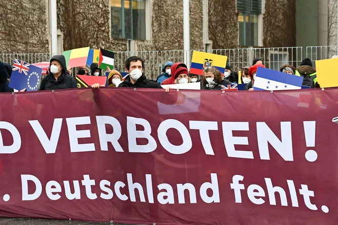 Predstavniki mednarodne kampanje za jedrsko razoroževanje med včerajšnjim protestom pred sedežem nemške vlade v Berlinu. Foto: Tobias Schwarz/AFP