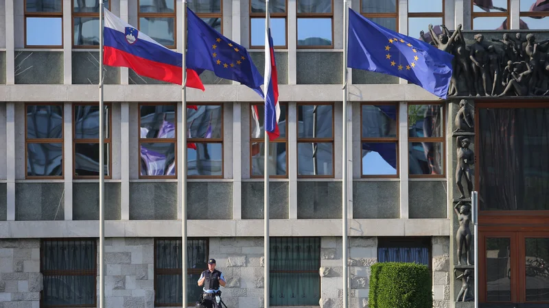 Koalicija je paragrafarsko zagovarjala poslovnik, ki ne omogoča malo drugačnega načina tajnega glasovanja od ustaljenega. Opozicija pa je zaradi tega posledično od vložitve nezaupnice odstopila. Foto Jože Suhadolnik/Delo