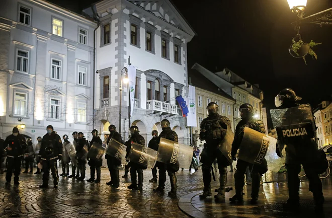 Policija straži magistrat. FOTO: Blaž Samec/Delo