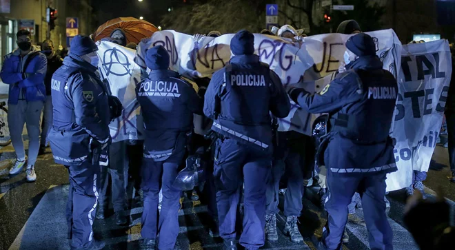 Policisti so neuspešno skušali onemogočiti prihod protestnikov na eno izmed ljubljanskih ulic. FOTO: Blaž Samec/Delo