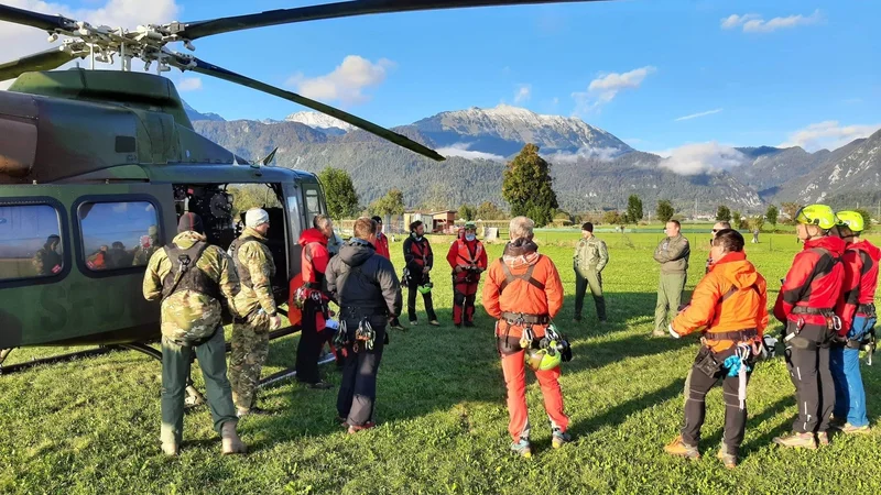 Fotografija: Brez vojaških helikopterjev si pri nas ni mogoče zamisliti helikopterskega reševanja. Težava pa je, da so razmeroma dragi in potratni, porabijo pa tudi več časa za pripravo na polet od manjših helikopterjev, narejenih za reševanje. Foto Jurij Jeršin/grzs