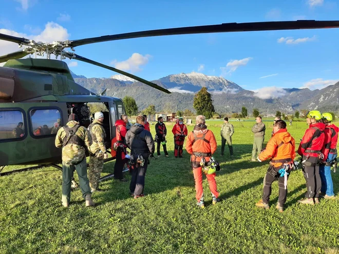 Brez vojaških helikopterjev si pri nas ni mogoče zamisliti helikopterskega reševanja. Težava pa je, da so razmeroma dragi in potratni, porabijo pa tudi več časa za pripravo na polet od manjših helikopterjev, narejenih za reševanje. Foto Jurij Jeršin/grzs