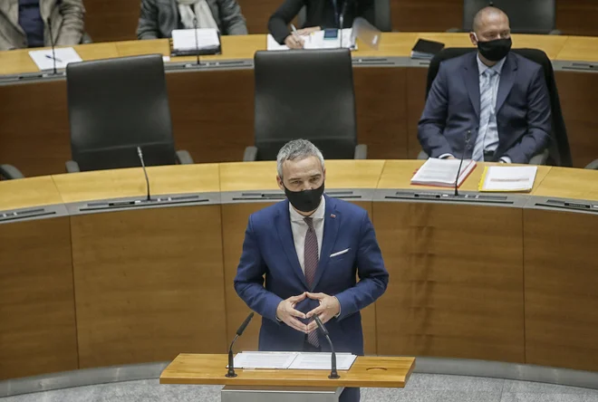Tudi Delo je poročalo, da je minister Cigler Kralj med ustanovitelji zavoda Iskreni, ki je dobil denarno pomoč prek njegovega ministrstva. Foto Blaž Samec/Delo