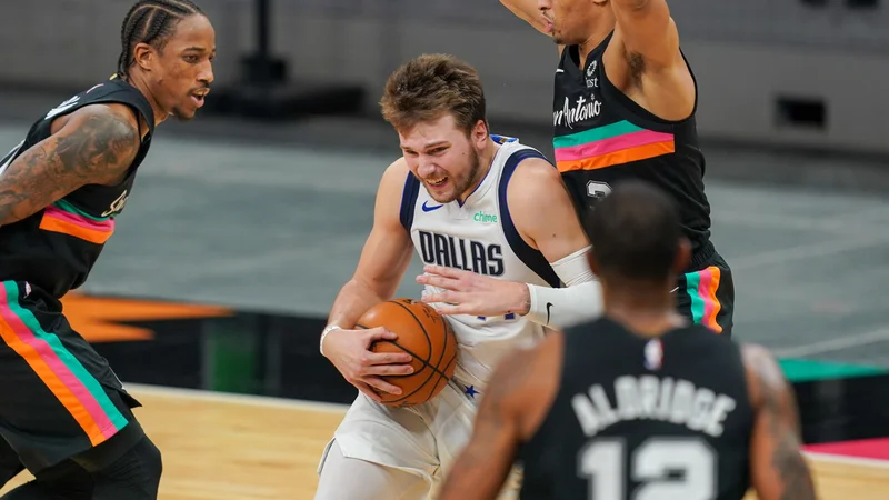 Fotografija: Teksaški dvojček dvobojev je Luka Dončić začel v velikem slogu. Dallas je bil uspešen v San Antoniu, jutri pa bo gostil Houston. FOTO: Daniel Dunn/Usa Today Sports