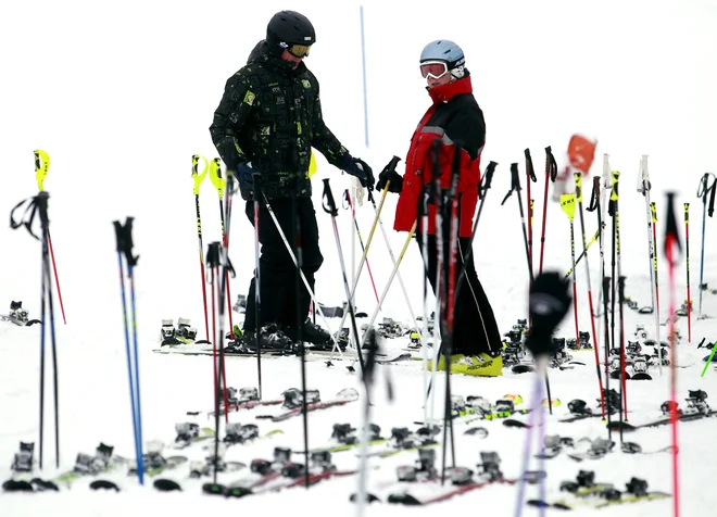 V epidemiološko varnejših regijah se odpirajo smućišča. FOTO: Roman Šipić/Delo