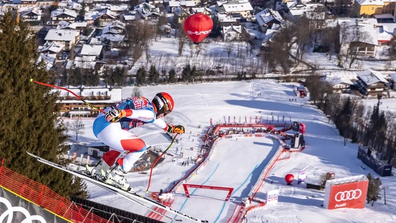 Fotografija: Po včerajšnji smukaški srhljivki, ki jo je najhitreje odsmučal Beat Feuz, je današnjo tekmo onemogočilo slabo vreme. FOTO: Johann Groder/AFP