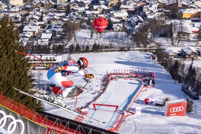 Po včerajšnji smukaški srhljivki, ki jo je najhitreje odsmučal Beat Feuz, je današnjo tekmo onemogočilo slabo vreme. FOTO: Johann Groder/AFP