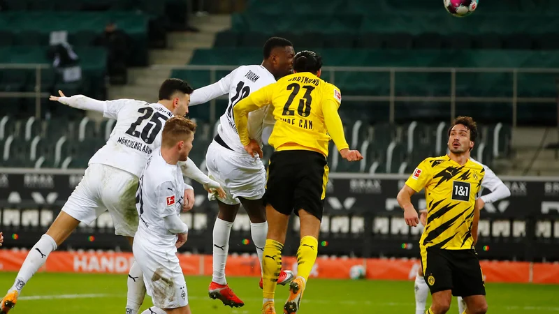 Fotografija: Marcus Thuram (v sredini) je v derbiju Borussii po strelu z glavo zapečatil usodo Dortmundčanov v Gladbachu. FOTO:Wolfgang Rattay/AFP