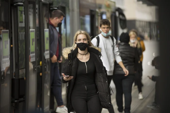 Novi sevi virusa se širijo enako kot prejšnji, zato pravila za maske ostajajo enaka. FOTO: Jure Eržen/Delo