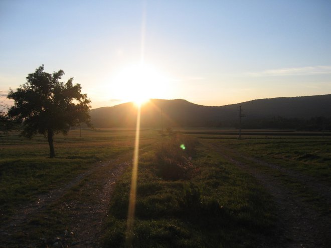 Sončni vzhod nad rodiškima hriboma Čuk in Ajdovščina na enakonočni dan Foto Katja Hrobat Virloget
