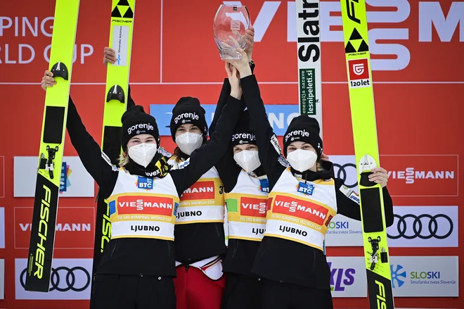 Skupaj z reprezentančnimi kolegicami Niko Križnar, Emo Klinec in Špelo Rogelj se je Urša Bogataj (na fotografiji druga z leve) v soboto veselila zgodovinske prve ekipne zmage za Slovenijo. FOTO: Jure Makovec