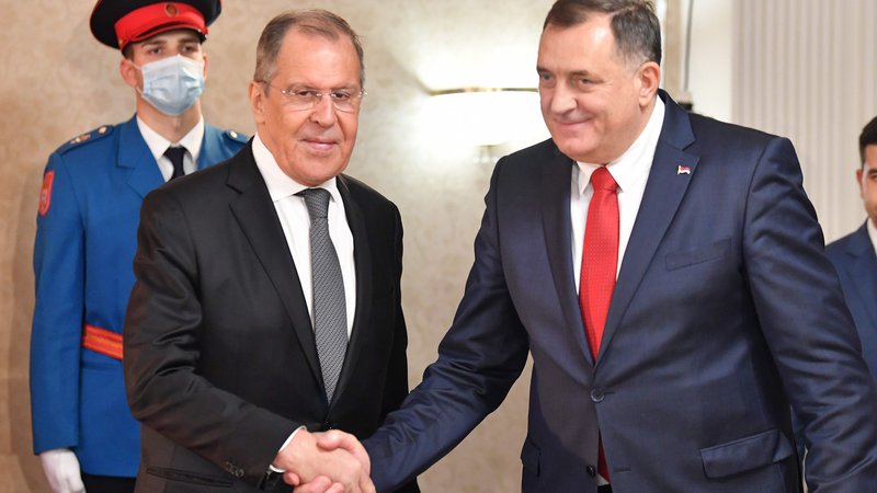Fotografija: Od srečanja z ruskim zunanjim ministrom Sergejem Lavrovom gre do tedaj na videz neomajnemu Miloradu Dodiku (desno) vse narobe.
Foto Elvis Barukčić/AFP