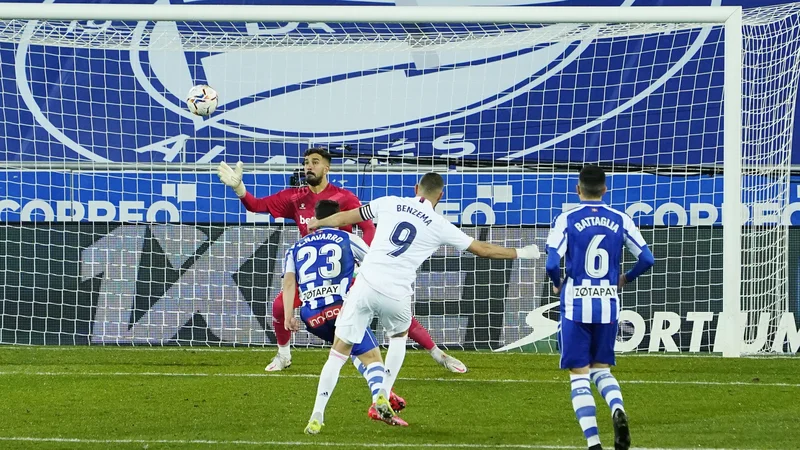Fotografija: Karim Benzema je dosegel dva izmed štirih golov Madridčanov. FOTO: Vincent West/Reuters