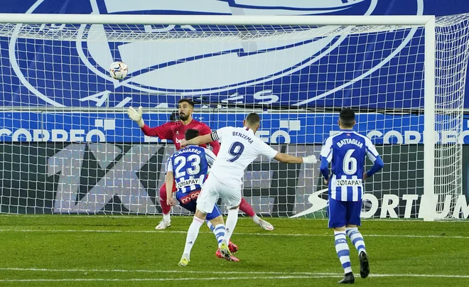 Karim Benzema je dosegel dva izmed štirih golov Madridčanov. FOTO: Vincent West/Reuters