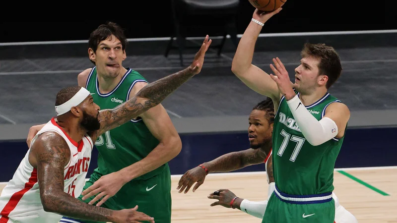 Fotografija: Glava je hotela, roke in noge pač ne. Dallasovi košarkarji s še vedno solidnim Luko Dončićem v ospredju niso bili kos Houstonu le 24 ur po zmagi v San Antoniu. FOTO: Ronald Martinez/AFP