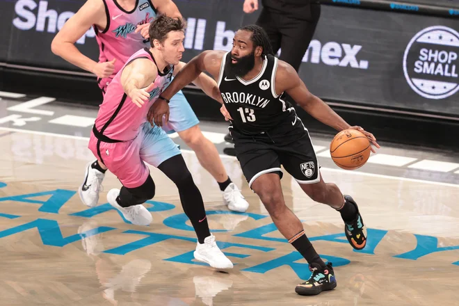 Goran Dragić se je prvič po prestopu Jamesa Hardna v Brooklyn soočil z najznamenitejšim NBA bradačem in zvezdniškim Brooklynom. FOTO:Vincent Carchietta/Usa Today Sports