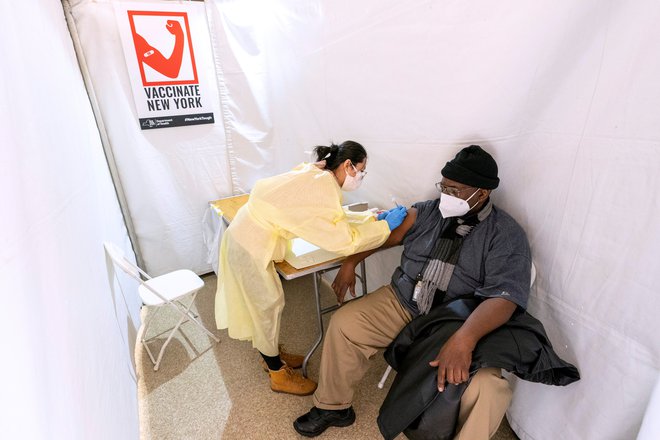 V ZDA pospešeno cepijo prebivalstvo. FOTO: Pool Reuters