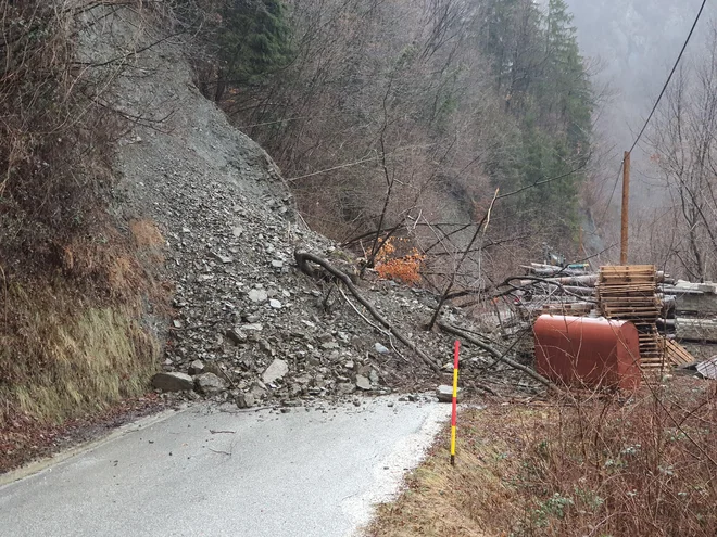 Zemeljski plaz, ki se je sprožil nad cesto Libušnje–Vrsno v občini Kobarid. Cesta je zaprta, obvoz urejen prek Kamnega. FOTO: občinski štab CZ Kobarid