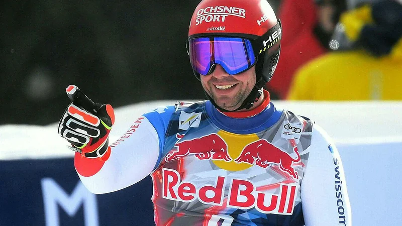 Fotografija: Beat Feuz tekmecem ni dopustil slavja na letošnjem pokalu Hahnenkamm in petkovi zmagi dodal še današnjo na najzahtevnejšpem smuku v alpskem smučanju. FOTO: Helmut Fohringer/AFP