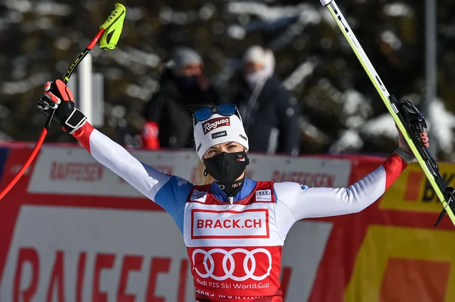 Lara Gut-Behrami se je veselila nove zmage. FOTO: Fabrice Coffrini/AFP