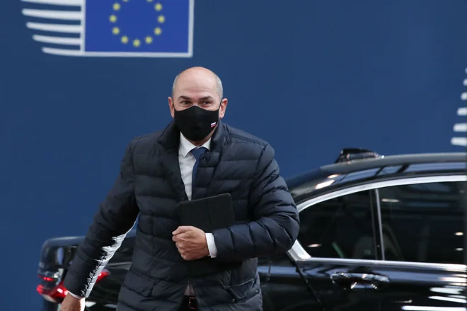 Nenavadno bi bilo, če novega seva virusa pri nas ne bi bilo, je na novinarski konferenci pred nekaj dnevi dejal premier. FOTO: Yves Herman/AFP