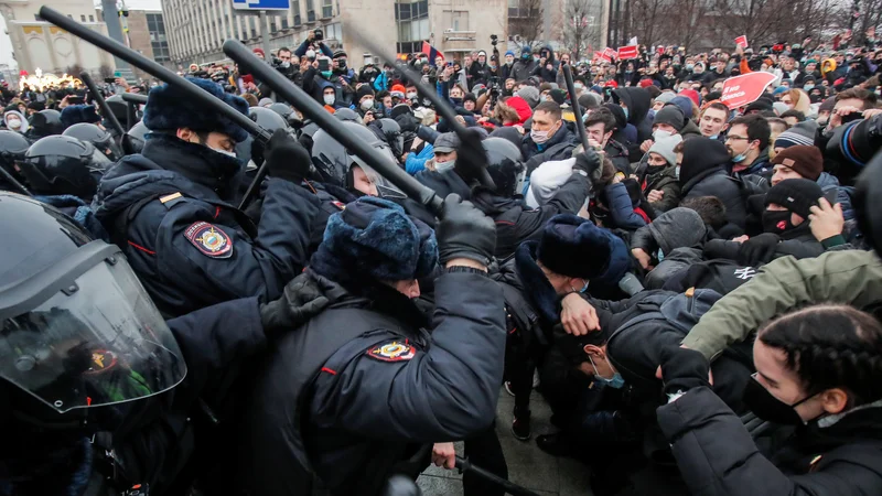 Fotografija: Kot običajno ruska policija s protestniki ni ravnala v rokavicah. FOTO: Maksim Šemetov/Reuters