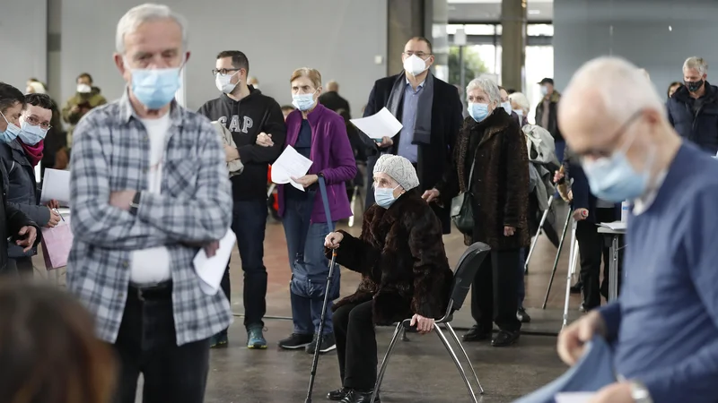 Fotografija: Z odmerki cepiva Pfizer-Biontech, ki bo prispelo danes, bodo nadaljevali cepljenje starejših od 80 let. Foto Leon Vidic
