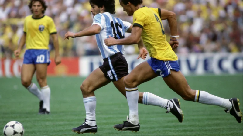 Fotografija: Diego Maradona in Leandro med tekmo Argentine in Brazilije na svetovnem prvenstvu leta 1982, ki je bila 2. julija v Barceloni. FOTO: Reuters