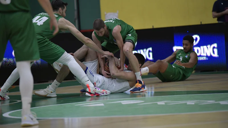 Fotografija: Košarkarji Krke so bili res na tleh, zadnji Zadar jim je dal lekcijo, ki jo še zlepa ne bodo pozabili. FOTO: Drago Perko/ABA