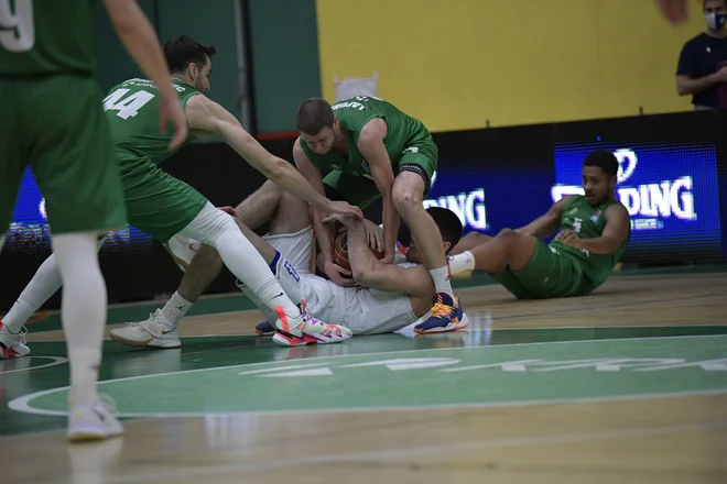 Košarkarji Krke so bili res na tleh, zadnji Zadar jim je dal lekcijo, ki jo še zlepa ne bodo pozabili. FOTO: Drago Perko/ABA