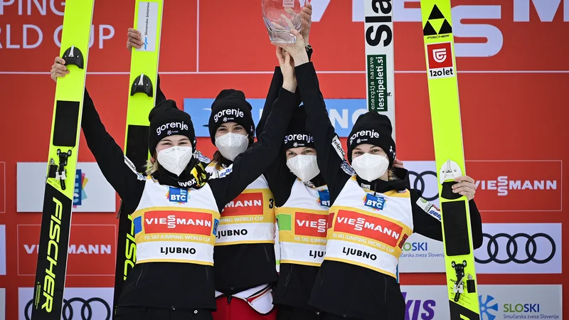 Fotografija: Trenutek za zgodovino: takole so Nika Križnar, Urša Bogataj, Ema Klinec in Špela Rogelj (na fotografiji z leve) dvignile pokal za prvo ekipno zmago Slovenije. FOTO: Jure Makovec