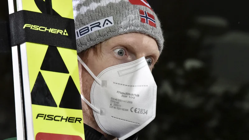 Fotografija: Robert Johansson ni mogel verjeti, kaj se je zgodilo njegovemu reprezentančnemu kolegu Halvorju Egnerju Granerudu. FOTO: Jussi Nukari/AFP